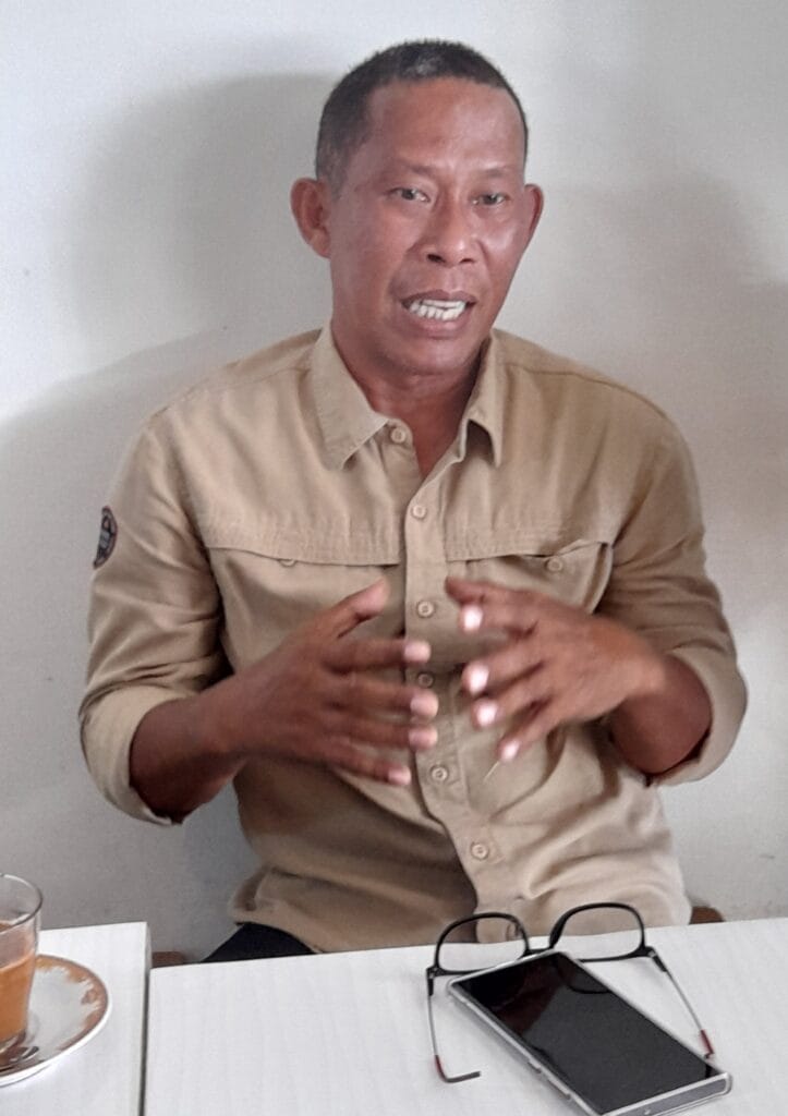 Calon Bupati Petahana Nomor Urut 1 Syarwani saat sedang ngopi di salah satu warung kopi di Tanjung Selor.