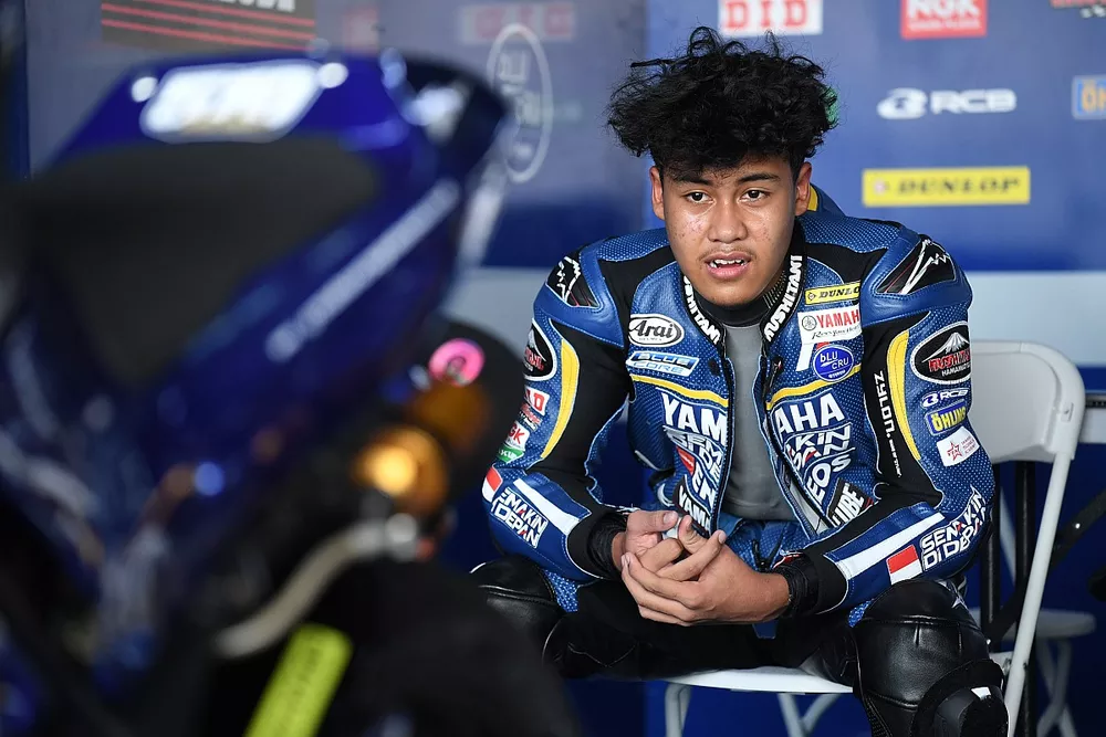 Aldi Satya Mahendra, mengukir sejarah dengan menjuarai World Super Sport 300 2024 setelah menyelesaikan balapan di Sirkuit Jerez, Spanyol belum lama ini.