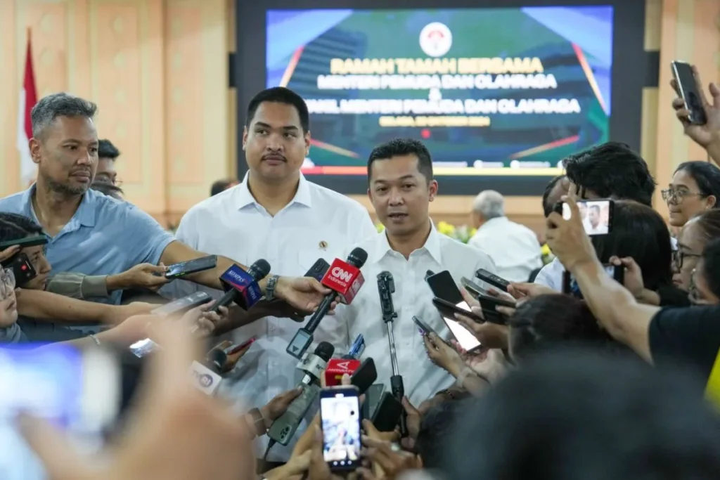 Wakil Menteri Pemuda dan Olahraga Taufik Hidayat (kanan) saat mendampingi Menteri Pemuda dan Olahraga Dito Ariotedjo memberikan keterangan kepada awak media di Jakarta, Selasa (22/10/2024). (ANTARA/HO-Humas Kemenpora/Egan)