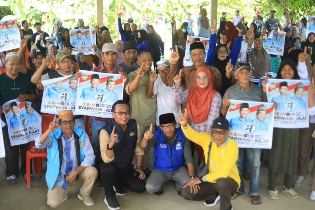 BANJIR DUKUNGAN: Antusias masyarakat dari berbagai penjuru Pulau Bunyu kompak untuk mendukung pasangan Calon Bupati dan Wakil Bupati nomor urut 1 Syarwani - Kilat (SiAP). Nampak masyarakat Gunung Daeng Kecamatan Bunyu saat foto bersama usai kegiatan kampanye Paslon SiAP.