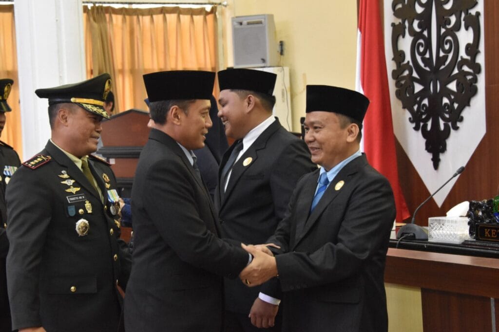 UCAPKAN SELAMAT: Sekretaris Daerah (Sekda), Risdianto, S.Pi, M.Si mewakili Pemda Bulungan mengucapkan selamat pada Rio Ramadhanu, S.Sos menggantikan Kilat, A.Md.