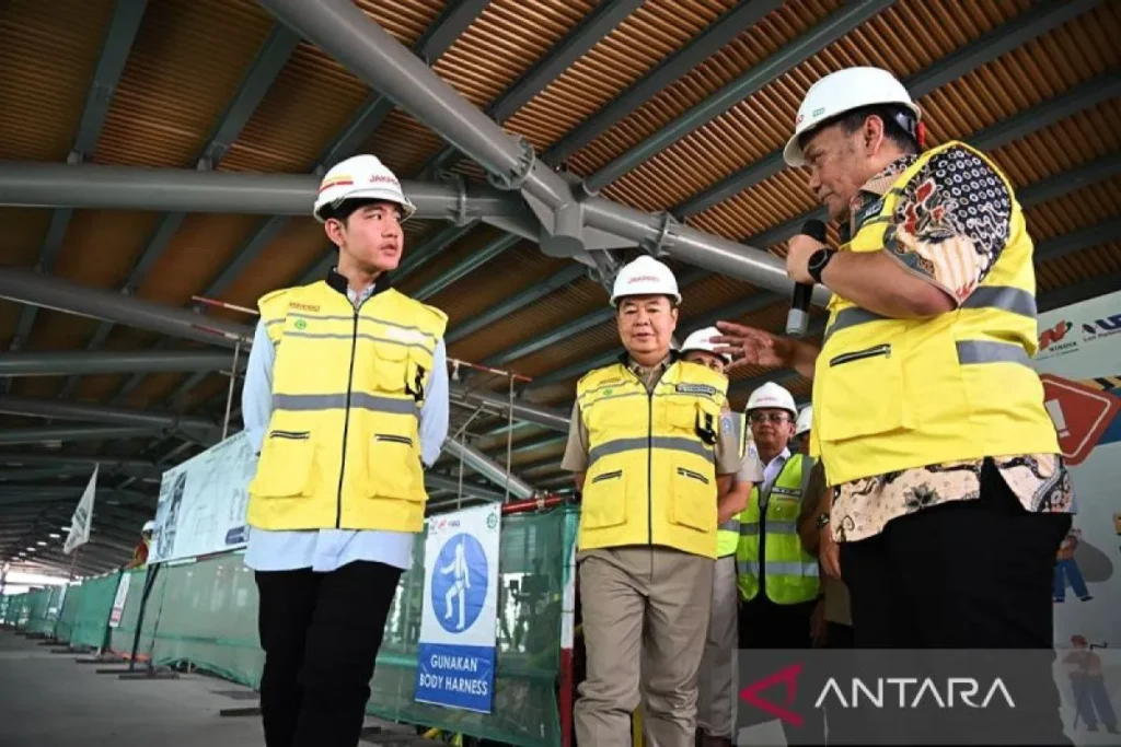 Wapres Gibran Rakabuming Raka meninjau proyek LRT di Jakarta, Selasa (22/10/2024). ANTARA/HO-BPMI Setwapres/am.