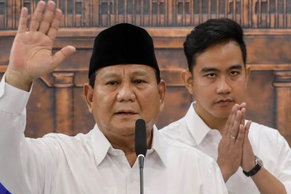 Foto Ilustrasi. Presiden dan Wakil Presiden Terpilih periode 2024-2029, Prabowo Subianto (kiri) dan Gibran Rakabuming Raka menyampaikan keterangan pers seusai Rapat Pleno Terbuka Penetapan Pasangan Calon Presiden dan Wakil Presiden Terpilih Pemilu Tahun 2024 di Jakarta, Rabu (24/4/2024). Bisnis - Eusebio Chrysnamurti
