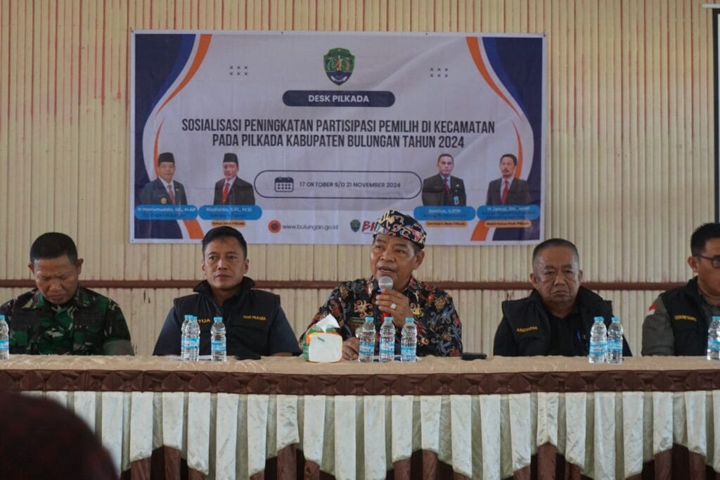 SOSIALISASI: Pjs Bupati Bulungan, H Haerumuddin, SH, MAP didampingi Sekda Bulungan Risdianto S.Pi.M.Si saat menggelar Sosialisasi Peningkatan Partisipasi Pemilih pada Pilkada 2024 di Balai Pertemuan Umum (BPU) Desa Sekatak Buji pada Kamis (31/10).