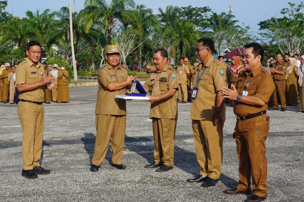 BERI PENGHARGAAN: Pjs Bupati Bulungan, H Haerumuddin, SH, MAP menyerahkan penghargaan teladan kearsipan bagi perangkat daerah dalam apel gabungan Organisasi Perangkat Daerah (OPD) di halaman Kantor Bupati pada Senin (4/10).
