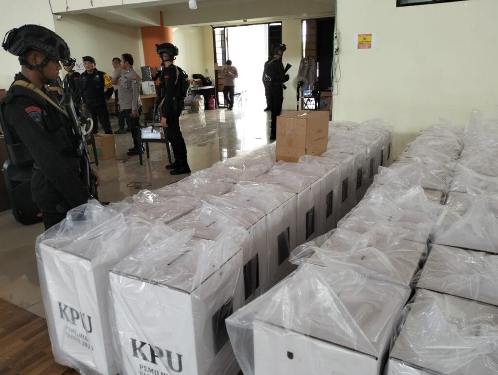 DIJAGA KETAT: Personel Kepolisian nampak berjaga di Dome Sport Centre yang menjadi tempat penyimpanan berbagai macam logistik Pilkada Bulungan dan Kaltara Tahun 2024.