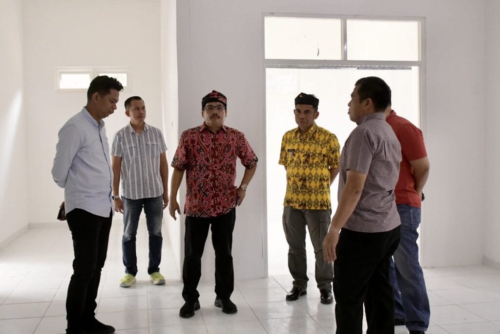 Penjabat Sementara (Pjs) Gubernur Kalimantan Utara (Kaltara), Togap Simangunsong meninjau kesiapan dapur umum untuk mendukung program Uji Coba Makan Bergizi Gratis, Minggu (3/11).