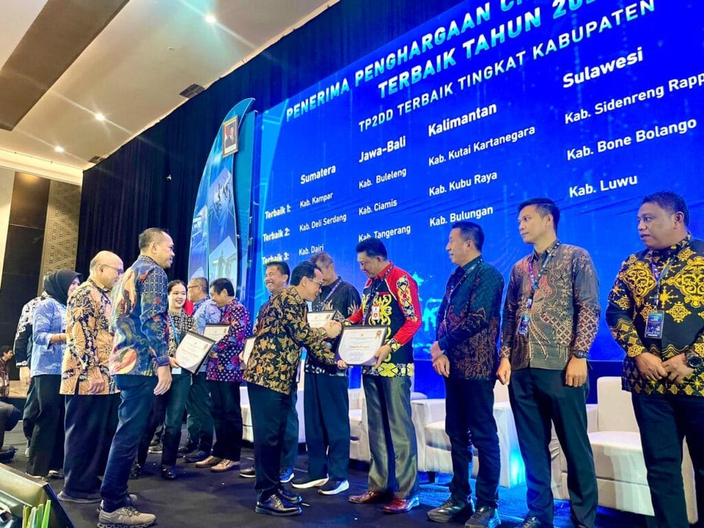 TERIMA PENGHARGAAN: Pemda Bulungan diwakili Staf Ahli Bupati Bidang Ekonomi, Pembangunan dan Keuangan Kabupaten Bulungan HM Zulkifli menerima penghargaan Satuan Tugas Percepatan dan Perluasan Digitalisasi Daerah (TP2DD) terbaik 3 untuk wilayah Kalimantan dari Kemenko. Perekonomian Kamis (7/11).