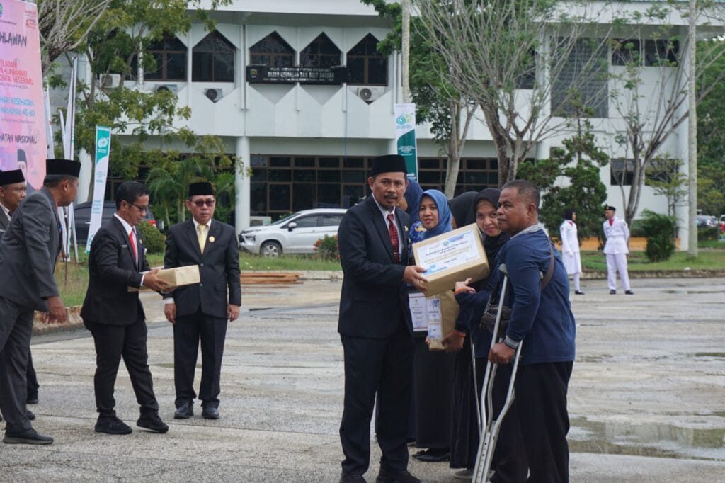 HARI PAHLAWAN: Asisten Pemerintahan dan Kesejahteraan Rakyat, H Jamal, SH, MAP memimpin upacara peringatan Hari Pahlawan 10 November dan Hari Kesehatan Nasional (HKN) 12 November di halaman Kantor Bupati Bulungan pada Senin (11/11).