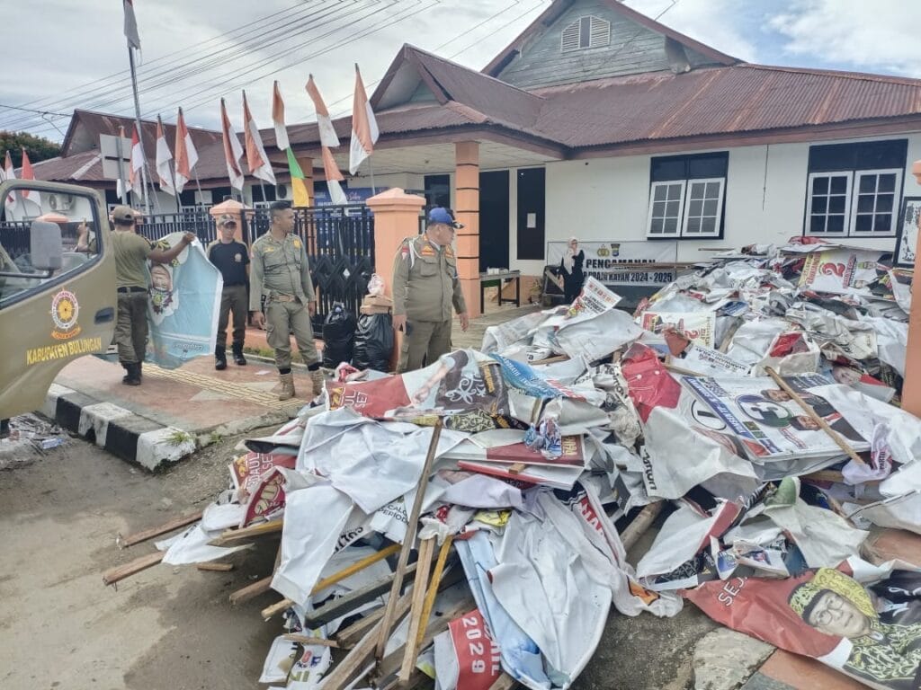DIBERSIHKAN: Petugas Gabungan, Bawaslu Bulungan, kepolisian, Satpol PP, Dinas Perhubungan (Dishub) dan Dinas Pertamanan Bulungan menyisir seluruh sudut kota hingga ke desa untuk membersihkan Alat Peraga Kampanye (APK) yang masih terpasang jelang hari pencoblosan pada 27 November 2024.