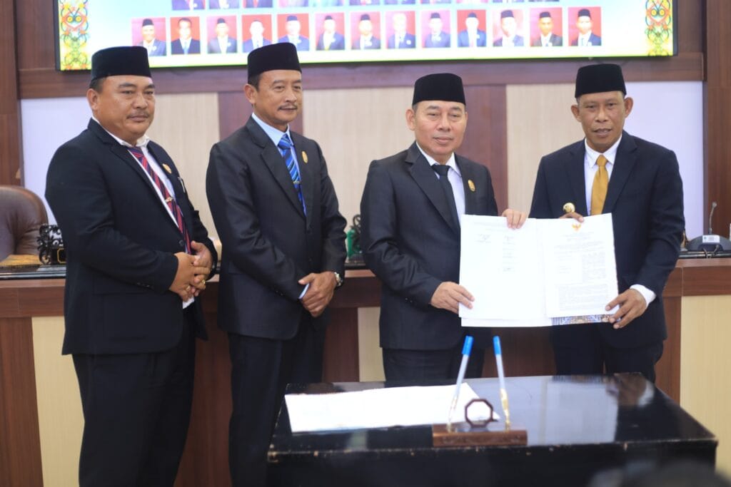 PARIPURNA: Bupati Bulungan, Syarwani, S.Pd, M.Si menyampaikan nota penjelasan 9 Rancangan Peraturan Daerah (Perda) dalam Rapat Paripurna Dewan Perwakilan Rakyat Daerah (DPRD) Bulungan di Ruang Sidang Datu Adil, Senin (25/11).