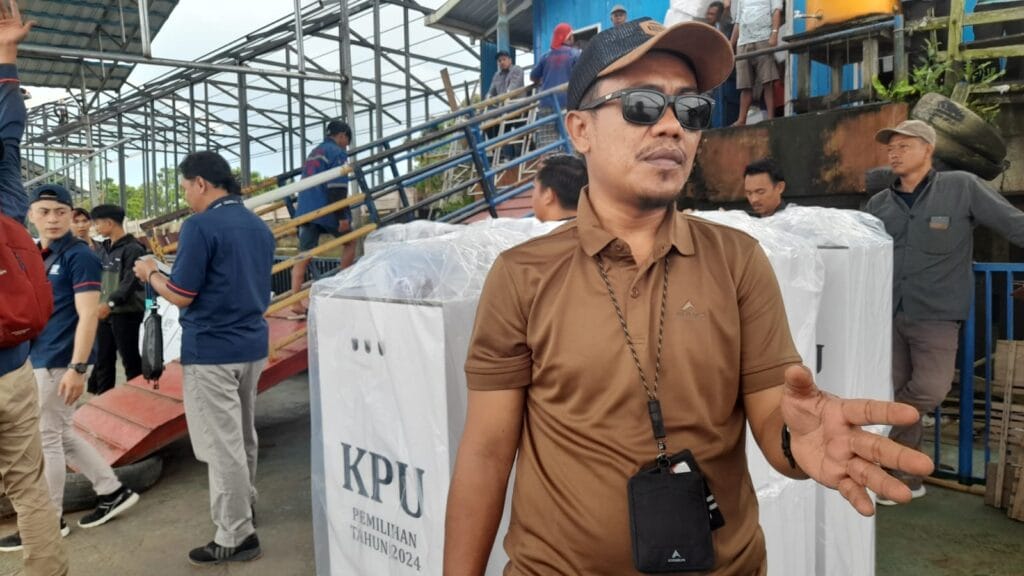 LOGISTIK PEMILU: Ketua KPU Bulungan Mahdi E Paokuma saat meninjau proses pengiriman logistik di 4 kecamatan terjauh menggunakan transportasi air.