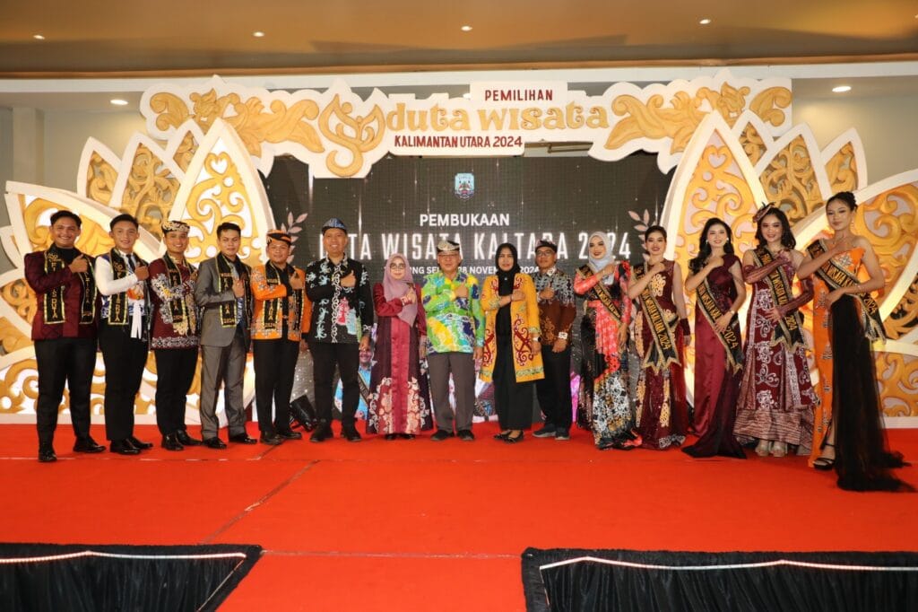 FOTO BERSAMA: Kepala Dispar Kaltara Njau Anau saat foto bersama dengan kontestan Duta Wisata Kaltara Tahun 2024 bertempat di Ballroom Hotel Luminor Tanjung Selor, Bulungan, Kamis (28/11) malam.