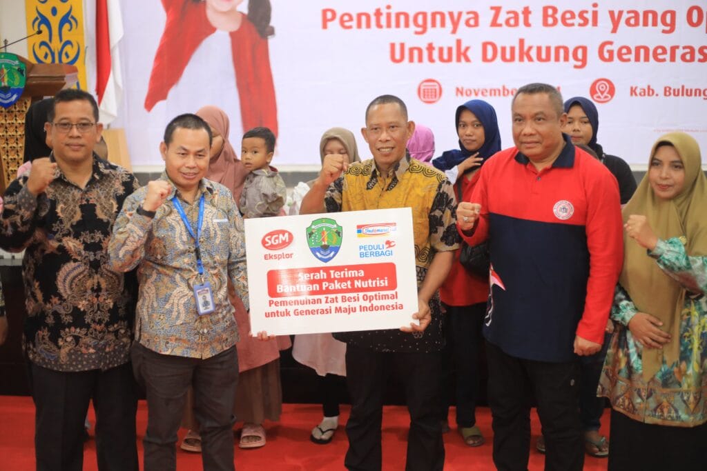 SINERGISITAS: Bupati Bulungan, Syarwani, S.Pd.M.Si didampingi beberapa kepala OPD menerima secara simbolis bantuan paket bernutrisi pada masyarakat dari PT Indomarco Prismatama, diserahkan oleh Zidni Deputy Branc Manajer Administrasi PT Indomarco Cabang Samarinda, bertempat di Aula Rumah Jabatan Bupati, Jumat (29/11)