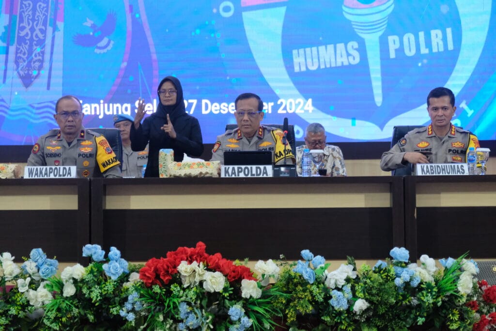 KONFERENSI PERS: Memimpin kegiatan konferensi pers akhir tahun, Kapolda Kaltara Irjen Pol Hary Sudwijanto, S.I.K.,M.Si didampingi Wakapolda Kaltara Brigjen Pol Soeseno Noerhandoko, Irwasda, Karoops, Dirintelkam, Kabid Propam, serta Kabid Humas Polda Kaltara meminta masyarakat menjaga kondusifitas wilayah serta bijak dalam bermedia sosial.