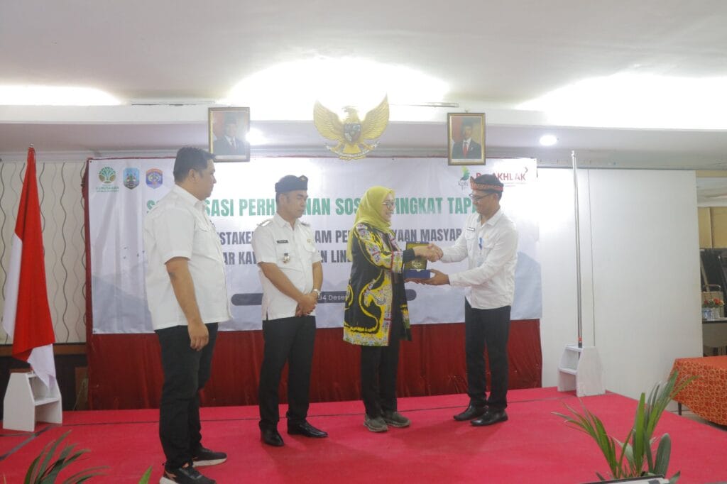 PEMBUKAAN : Direktur PUPS Endah Catur P didampingi Pj Walikota Tarakan Bustan dan Asisten II Kota Tarakan Ajat Jatnika saat menerima plakat dari Kepala UPTD KPH Kota Tarakan Ridwanto Suma, Rabu (4/12) pagi.