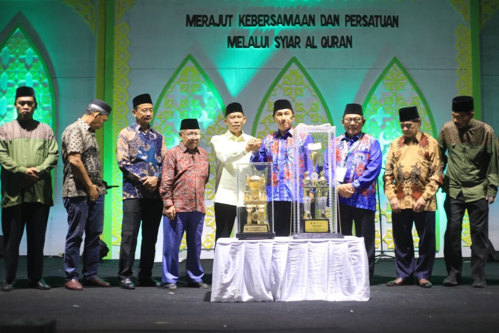 JUARA UMUM: Kafilah Kecamatan Tanjung Selor menjadi juara umum pada Musabaqoh Tilawatil Qur'an (MTQ) ke 49 Kabupaten Bulungan, bertempat di Komplek Masjid Agung Istiqomah Tanjung Selor.