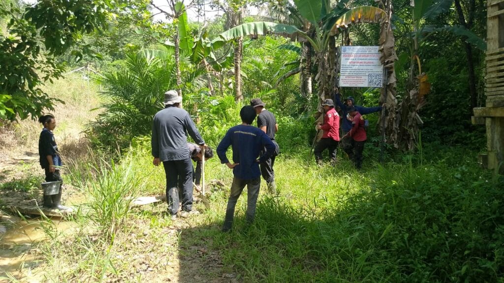 PLANG : Kegiatan pemasangan plang informasi kawasan lindung yang dilakukan KPH Tarakan, belum lama ini.