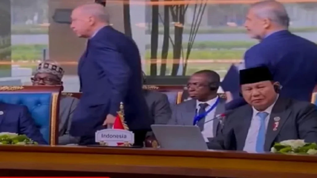 TINGGALKAN RUANGAN: Presiden Turki, Erdogan meninggalkan ruangan Konferensi Tingkat Tinggi (KTT) D8 saat Presiden Prabowo sedang berpidato.