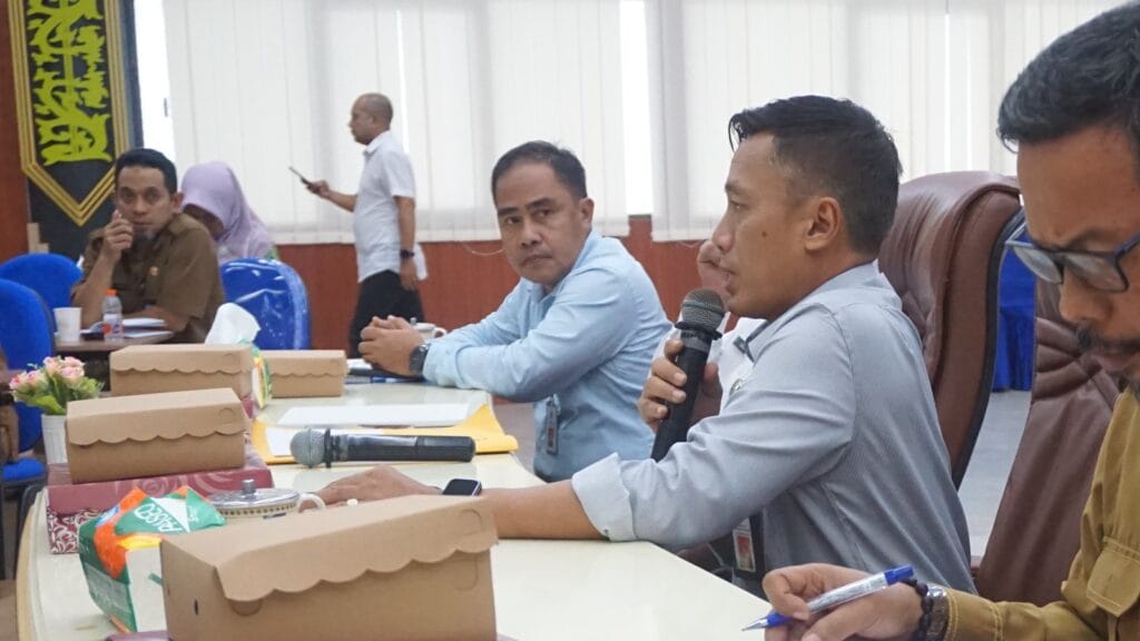 PIMPIN RAPAT: Sekretaris Daerah Bulungan Risdianto, SPi.M.Si memimpin Rapat Koordinasi Pengendalian (Rakordal) program kegiatan pembangunan yang diikuti segenap perangkat daerah Pemda Bulungan di Ruang Tenguyun Lantai II Kantor Bupati pada Senin (25/11).