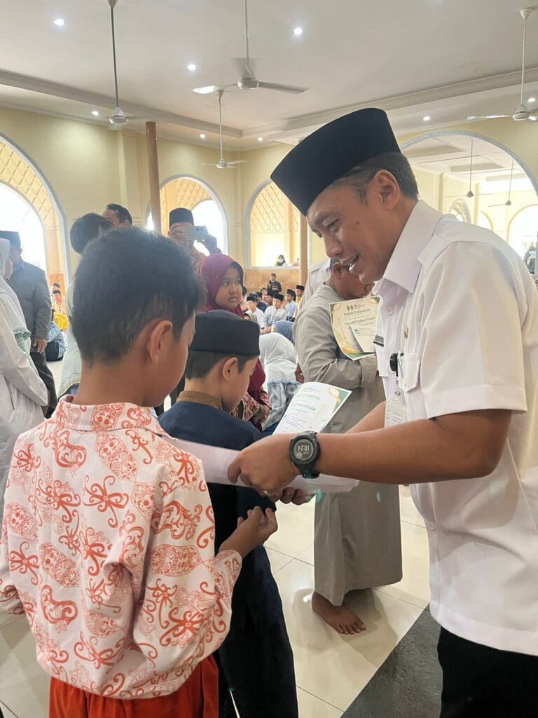 PENTAS PAI: Sekretaris Daerah (Sekda), Risdianto, S.Pi, M.Si secara resmi menutup Pekan Keterampilan dan Seni Pendidikan Agama Islam (Pentas PAI) tingkat Kabupaten Bulungan 2024 di Aula Masjid Agung Istiqomah, Tanjung Selor pada Rabu (20/11).