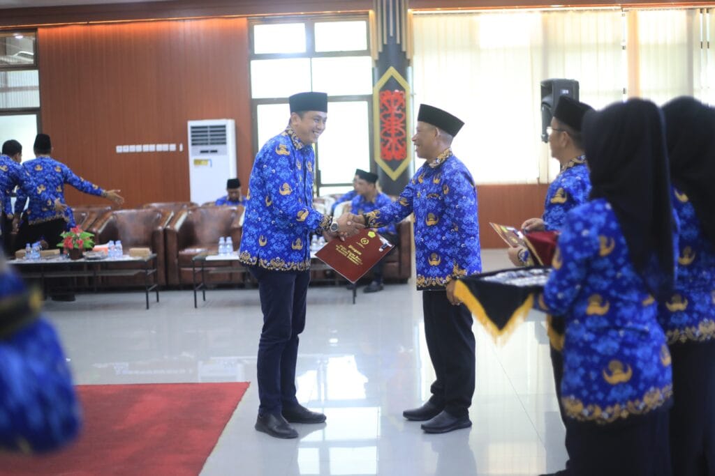 BERI PENGHARGAAN: Bupati Bulungan Syarwani, S.Pd.M.Si saat menyematkan piagam tanda kehormatan Satyalancana Karya Satya pada Pegawai Negeri Sipil (PNS) di lingkungan Pemda Bulungan sebanyak 251 penerima dengan masa pengabdian 10, 20 hingga 30 tahun, bertempat di Ruang Tenguyun Kantor Bupati, Senin (2/12).