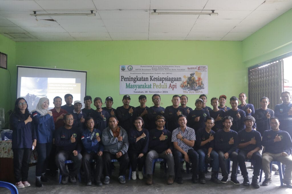 PEMBINAAN : Kepala UPTD KPH Kota Tarakan, Ridwanto Suma dan Widyaiswara Ahli Pertama di BPLHK Samarinda, Ginanjar Saras Adhiguna berfoto bersama panitia dan peserta kegiatan Pembinaan MPA, belum lama ini.