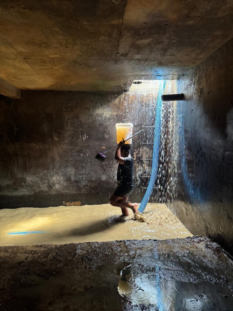 OPTIMALISASI: Pekerja terlihat membersihkan reservoir (tampungan air baku) IPA Jelarai milik Perusahaan Umum Daerah (Perumda) Air Minum Danum Benuanta Kabupaten Bulungan.