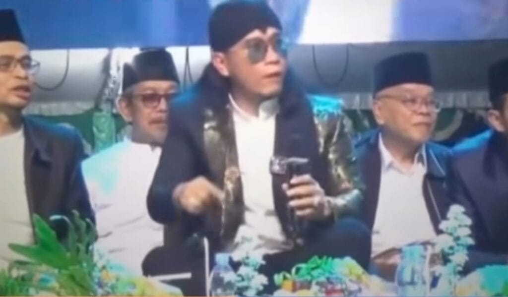 Foto tangkapan layar saat Gus Miftah bercanda dengan nada mengolok pada penjual es teh di pengajiannya.