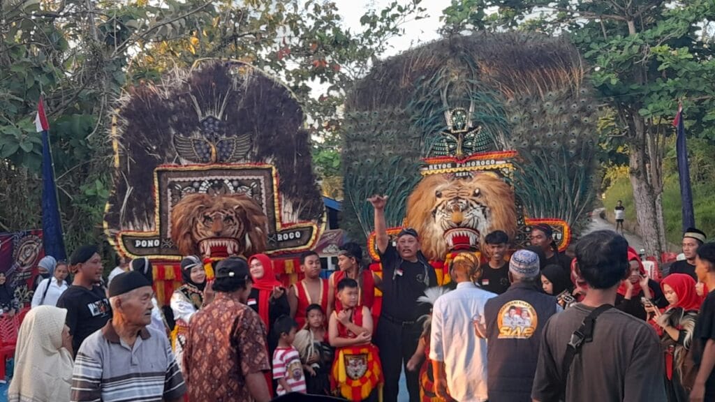 TARI REOG: Pertunjukan tari Reog yang dipentaskan oleh masyarakat Pulau Bunyu di Provinsi Kalimantan Utara, meski di luar Pulau Jawa bahkan salah satu pulau terluardan terpenncil kesenian reog tetap dilestarikan oleh para perantau orang jawa yang sudah tinggal beberapa generasi di pulau penghasil minyak ini.