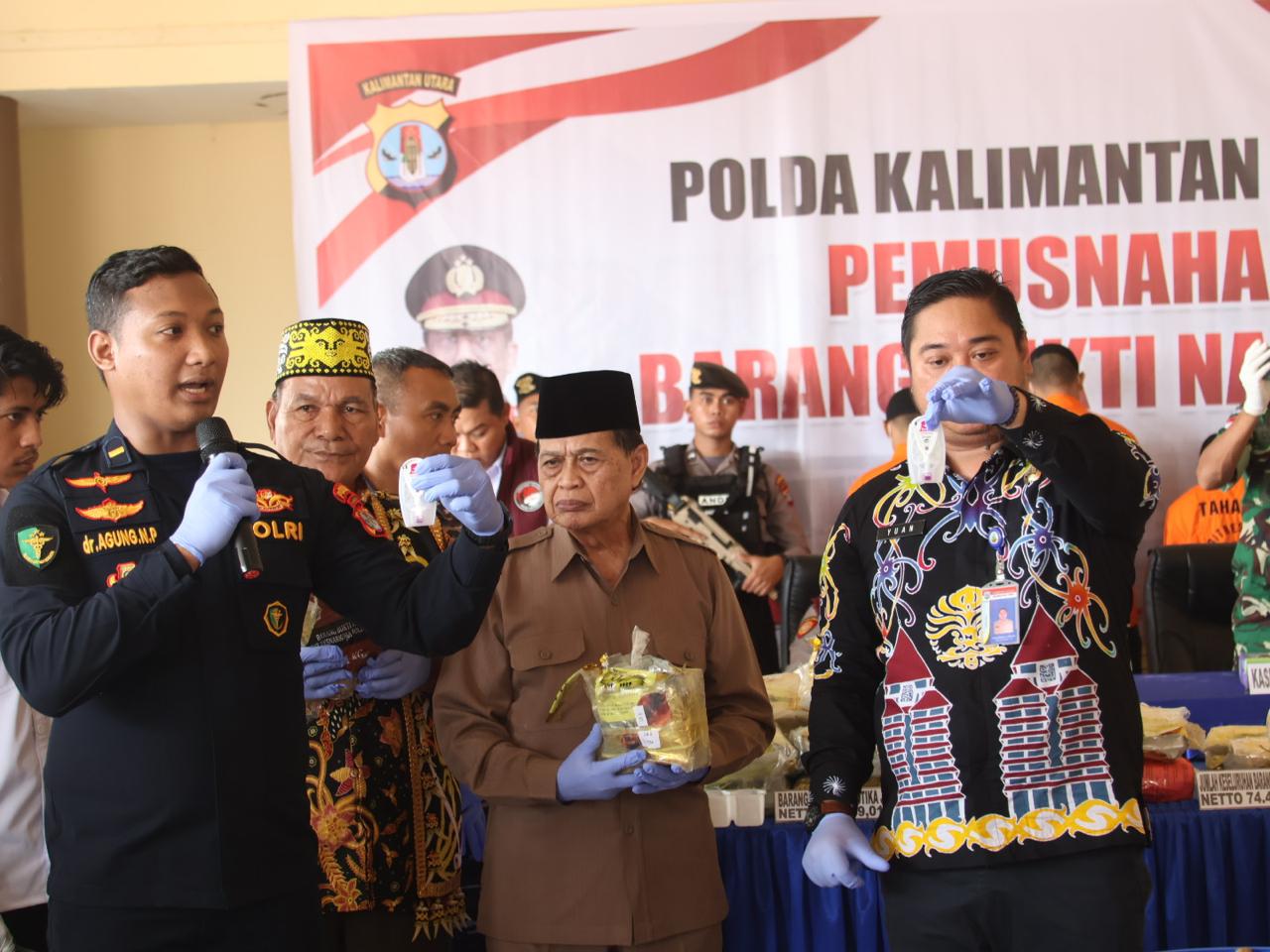 DIMUSNAHKAN: Direktorat Reserse Narkoba Polda Kalimantan Utara (Kaltara) memusnahkan barang bukti narkotika berjenis sabu seberat 74.959,21 gram pada, Rabu (5/12).