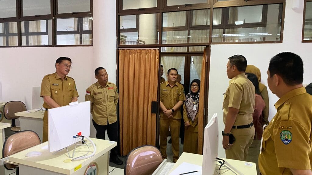 TES PPPK: Bupati bersama wakil bupati dan juga Sekda Bulungan melihat secara langsung proses seleksi kompetensi Pegawai Pemerintah dengan Perjanjian Kerja di Lingkup Pemerintah Kabupatan Bulungan tahun 2024