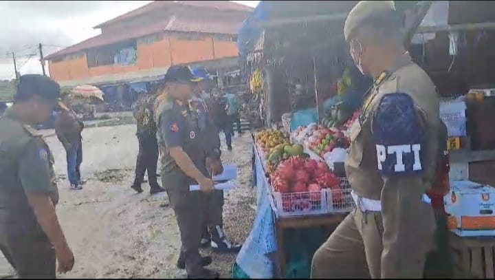 DITERTIBKAN: Petugas gabungan Disperindagkop dan instansi terkait melakukan penertiban lapak pedagang pasar yang melanggar ketentuan berjualan di Pasar Induk Tanjung Selor, Senin (9/12)