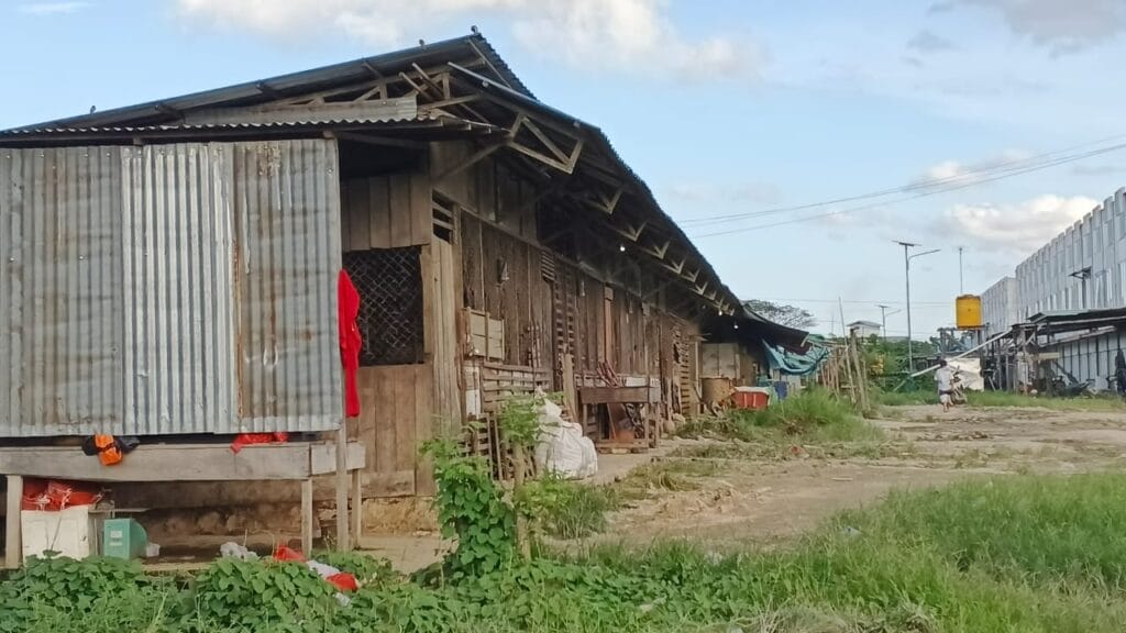 BANGUNAN ILEGAL: Bangunan lapak ayam hidup yang juga menjadi aktivitas pemotongan unggas dalam kawasan Pasar Induk Tanjung Selor pada Januari 2025 mendatng akan dibongkar karena limbah yang ditimbulkan banyak dikeluhkan warga sekitar dan juga pengujung pasar.