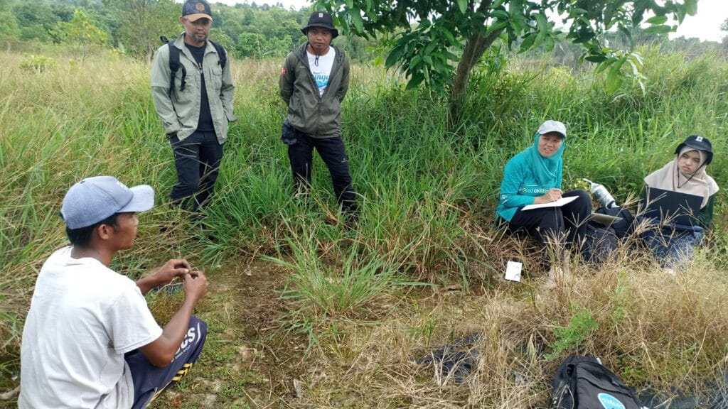 SURVEI LAPANGAN: Tim Unit Pelaksana Teknis Daerah (UPTD) Kesatuan Pengelolaan Hutan (KPH) Kota Tarakan kembali dipercaya mendampingi tim survei lapangan dari Pusat Pengkajian Perencanaan dan Pengembangan Wilayah (P4W) Institut Pertanian Bogor (IPB).