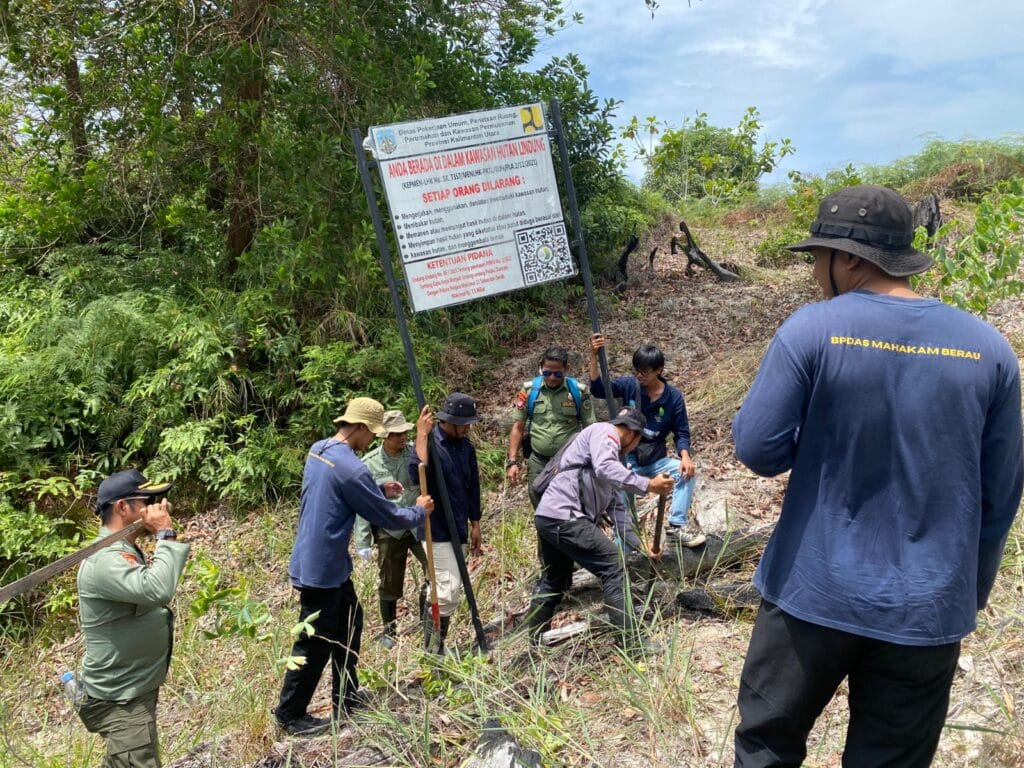 DIBENAHI: Petugas KPH Tarakan secara bertahap membenahi papan informasi dan imbauan daloam kawasan hutan lindung di Pulau Tarakan.