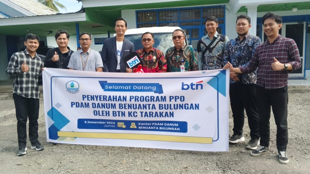 KERJASAMA:Kepala Cabang Bank BTN Kota Tarakan, Harry Muliawarman saat menyerahkan secara simbolis 1 unit Mobil Grand Max Minibus berkat kerjasama program pengemangan operasional (PPO) diterima langsung Dirut Perumda Danum Benuanta Bulungan, Eldiansyah di Kantor PDAM Bulungan belum lama ini.