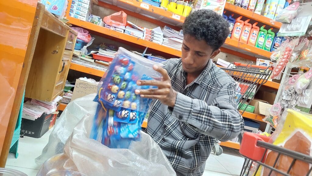 DIPERIKSA: Tim dari Dinkes Bulungan memeriksa keamanan produk makanan dan minuman yang dipasarkan disalah satu minimarket di Tanjung Selor.