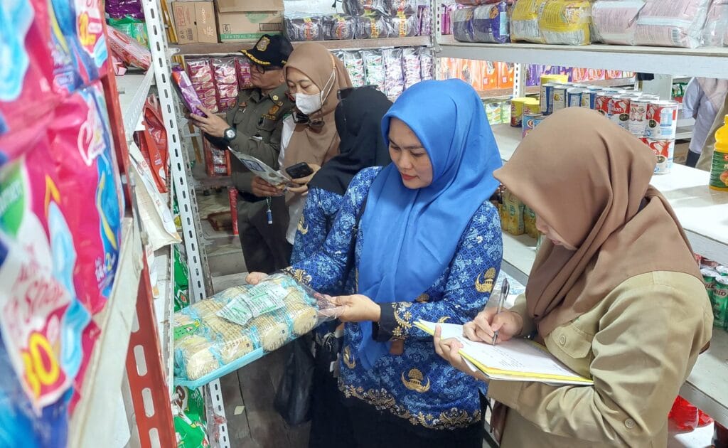 SIDAK: Tim gabungan saat memeriksa tanggal produksi salah satu produk makanan dan minuman di salah satu tempat perbelanjaan di Tanjung Selor.