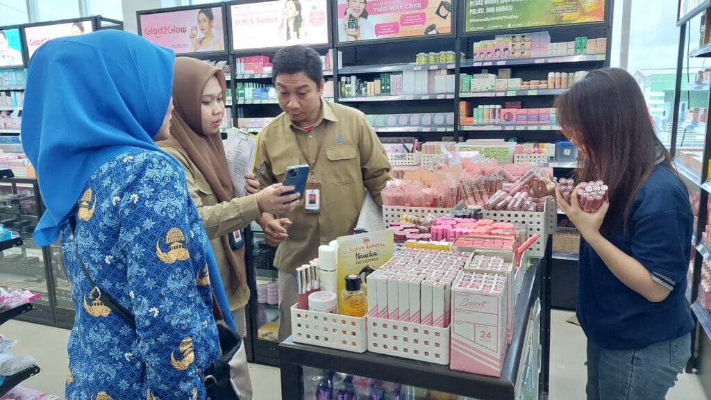 ANTISIPASI : Petugas BPOM Tarakan memeriksa produk kosmentik di salah satu toko di Tanjung Selor belum lama ini.
