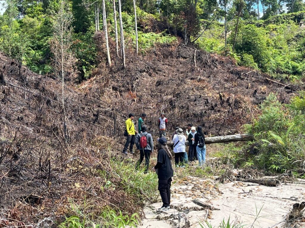PERSUASIF : Tim patroli KPH Tarakan saat melakukan pendekatan persuasif kepada masyarakat yang kedapatan melakukan pembakaran lahan dan hutan, baru-baru ini.