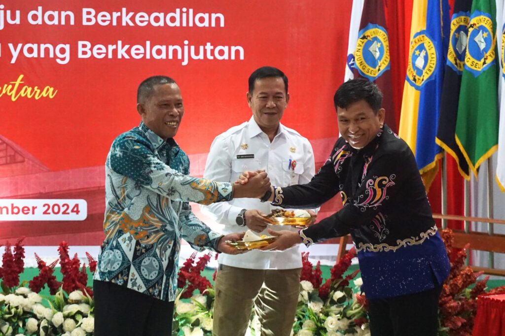 HARI JADI: Bupati Bulungan, Syarwani S.Pd.M.Si, Asisten Bidang Pemerintahan dan Kesejahteraan Rakyat Provinsi Kaltara, Datu Iqro Ramadhan, S.Sos, M.Si dan juga Rektor Universitas Kaltara (Unikaltar) Dr.Didi Adriansyah, S.T.P.M.M saat prosesi potong tumpeng Dies Natalis (hari jadi) Universitas Kaltara (Unikaltar) yang ke 16 tahun 2024