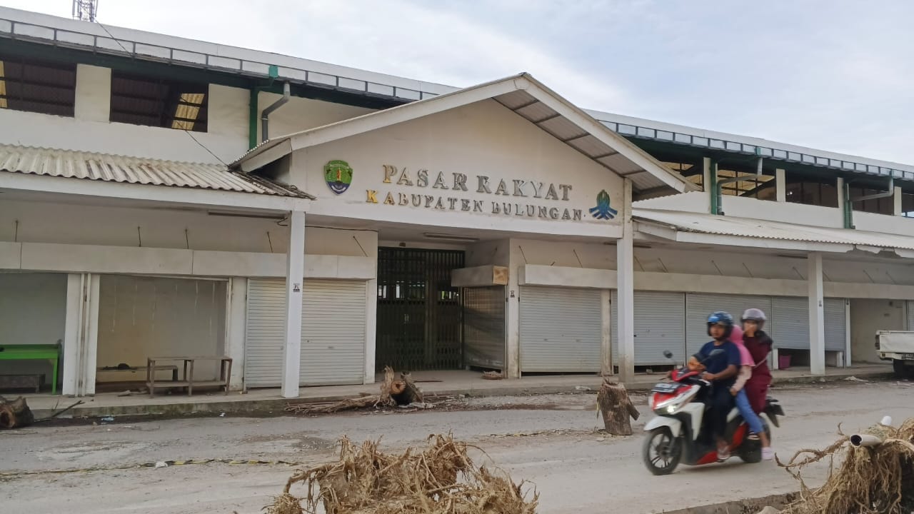 SEGERA DIFUNGSIKAN: Dinas Koperasi Usaha Kecil dan Menengah Perindustrian dan Perdagangan (DKUKMPP) Bulungan akan memindahkan para pedagang pasar subuh dan pedagang buah pada tahun 2025 setelah proses pembenahan lahan parkir dan pelebaran badan jalan tuntas dilakukan. Foto:Tanjungnews.com