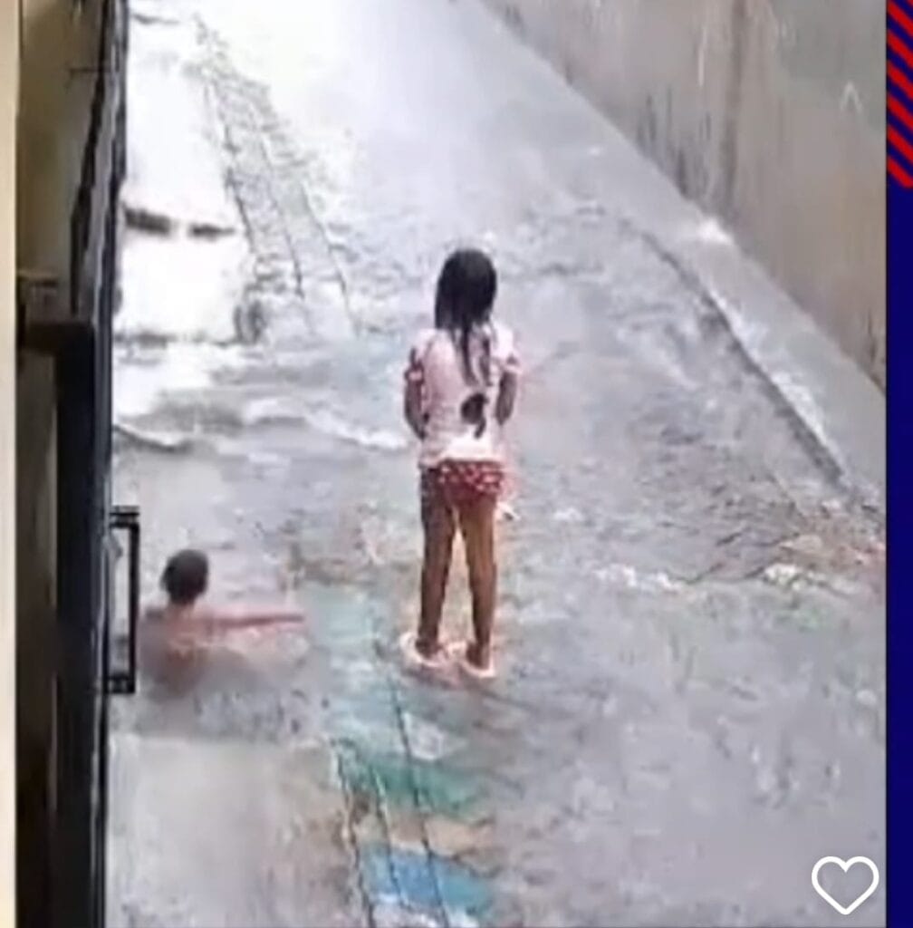 TENGGELAM: Tangkapan layar rekaman CCTV detik-detik bayi 3 tahun di babatan wiyung hanyut terseret arus air selokan di Babatan Wiyung Surabaya.