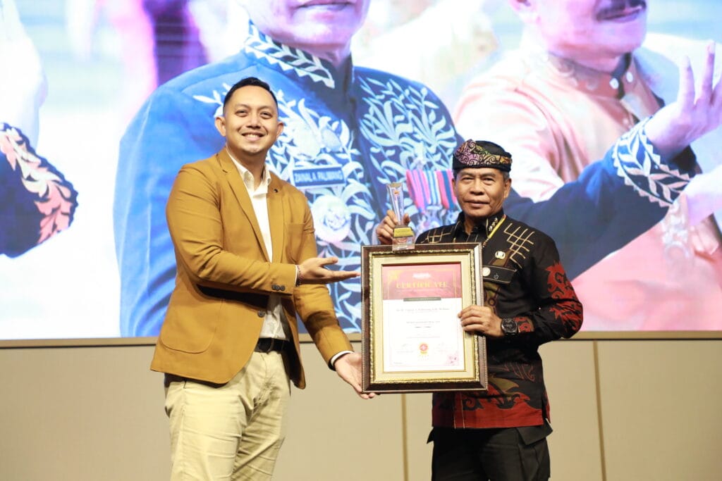 TERIMA PENGHARGAAN: Gubernur Kalimantan Utara (Kaltara), Dr. H. Zainal A. Paliwang, S.H., M.Hum., kembali sukses mencatatkan prestasi gemilang dengan menerima penghargaan The Best Leader Indonesia 2025 kategori Gubernur pada ajang Indonesia Leader Awards 2025.