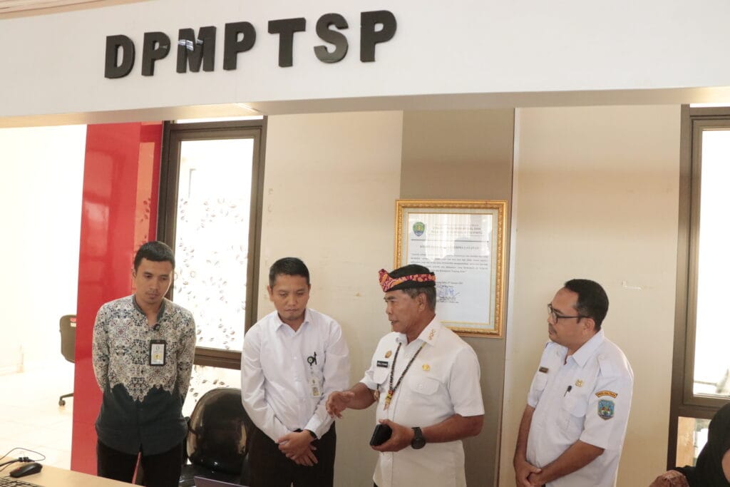 TINJAU LANGSUNG: Gubernur Dr. H. Zainal Arifin Paliwang, S.H., M.Hum melakukan peninjauan ke Mall Pelayanan Publik (MPP) di Kantor Dinas Penanaman Modal dan Pelayanan Terpadu Satu Pintu (DPMPTSP) Bulungan, Selasa (22/1).