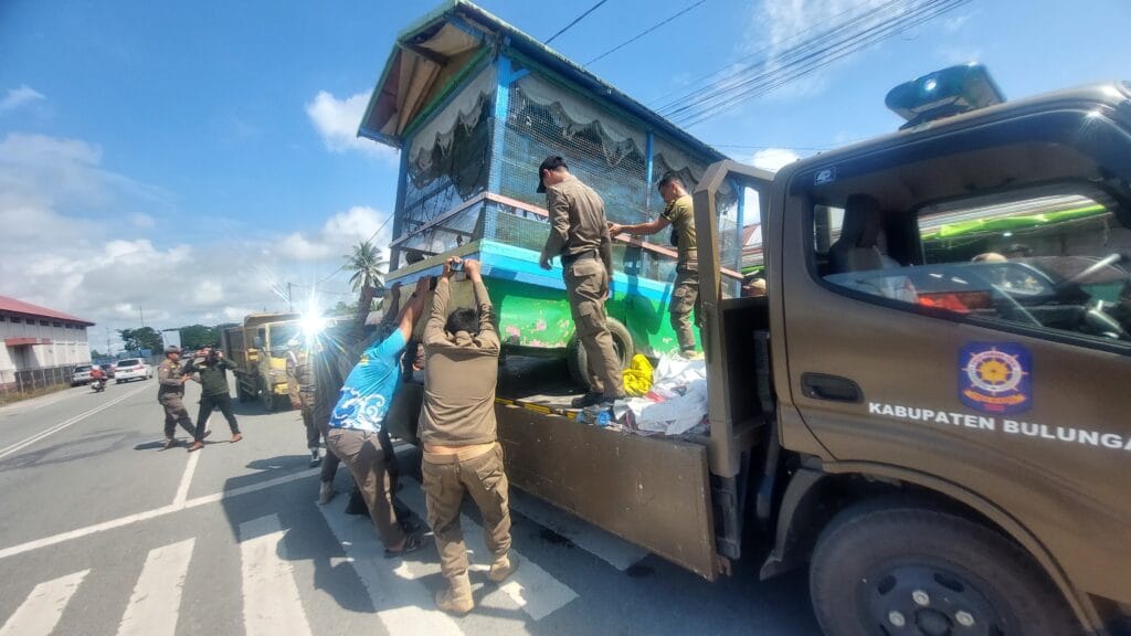DIAMANKAN : Petugas Satpol PP Bulungan menertibkan gerobak PKL di sepanjang Taman Tepian Sungai Kayan, Jumat (10/1) Foto (Ist)