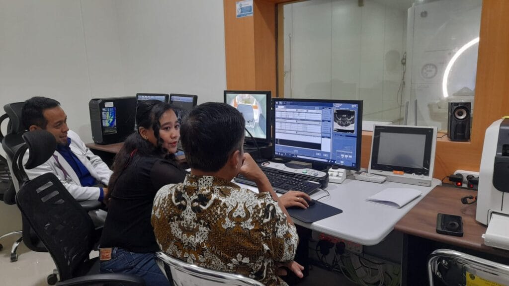 UJICOBA: Sekretaris Daerah (Sekda) Kabupaten Bulungan, Risdianto, S.Pi.M.Si didampingi Direktur UPTD-RSDSS Tanjung Selor, dr Widodo Darmo Sentono saat mencoba secara langsung alat MRI senilai Rp 23 Miliar yang dianggarkan melalui APBD Bulungan.