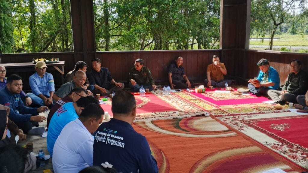 Bupati Bulungan Syarwani, S.Pd.M.Si bersama Wakil Bupati Ingkong Ala, S.E.M.Si dan Sekretaris Daerah (Sekda) Risdianto, S.Pi.,M.Si saat menggelar rapat konsolidasi dan evaluasi penataan Kota Tanjung Selor di Kebun Raya Bundayati belum lama ini.