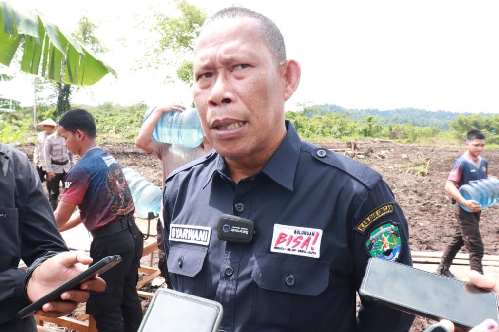 Bupati Bulungan, Syarwani, S.Pd.M.Si saat mengikuti kegiatan tanam jagung serentak di Desa Gunung Putih belum lama ini.